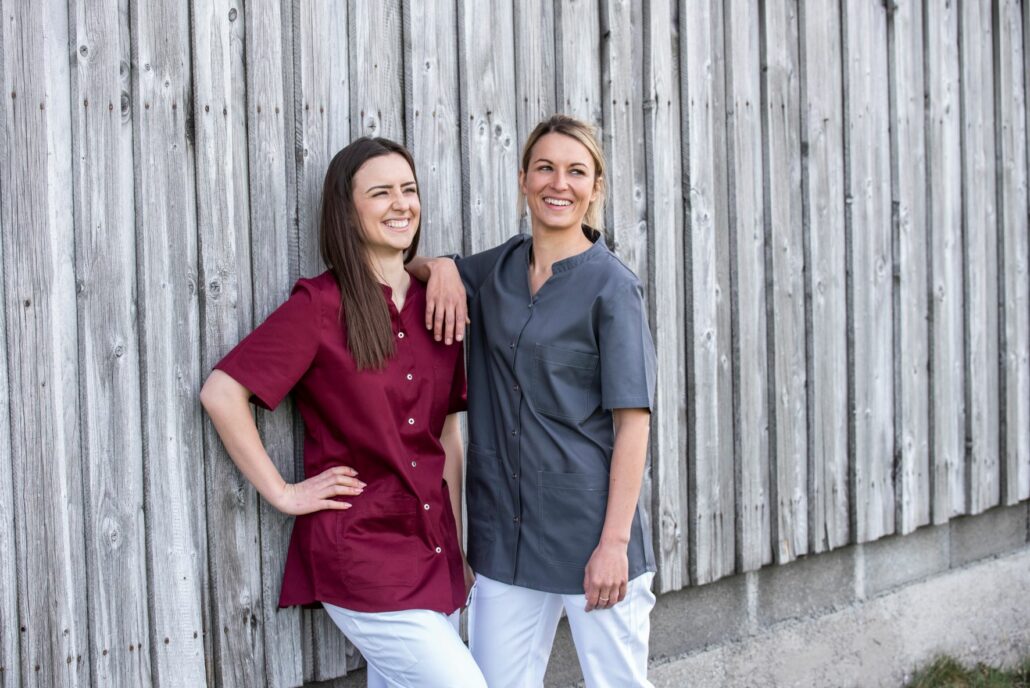 REISINGER workwear Kassacks Berufsbekleidung für Medizin und Pflege mit Logo