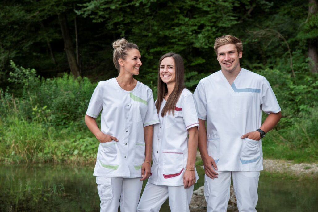 REISINGER workwear Berufsbekleidung Medizin Pflege hochwertigen und praktische Kassacks und Hosen